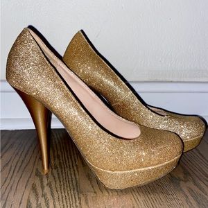 Beautiful Gold Pumps size 7.5